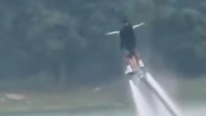 Thót tim sự cố vận động viên flyboard và du khách rơi xuống hồ ở Ninh Bình