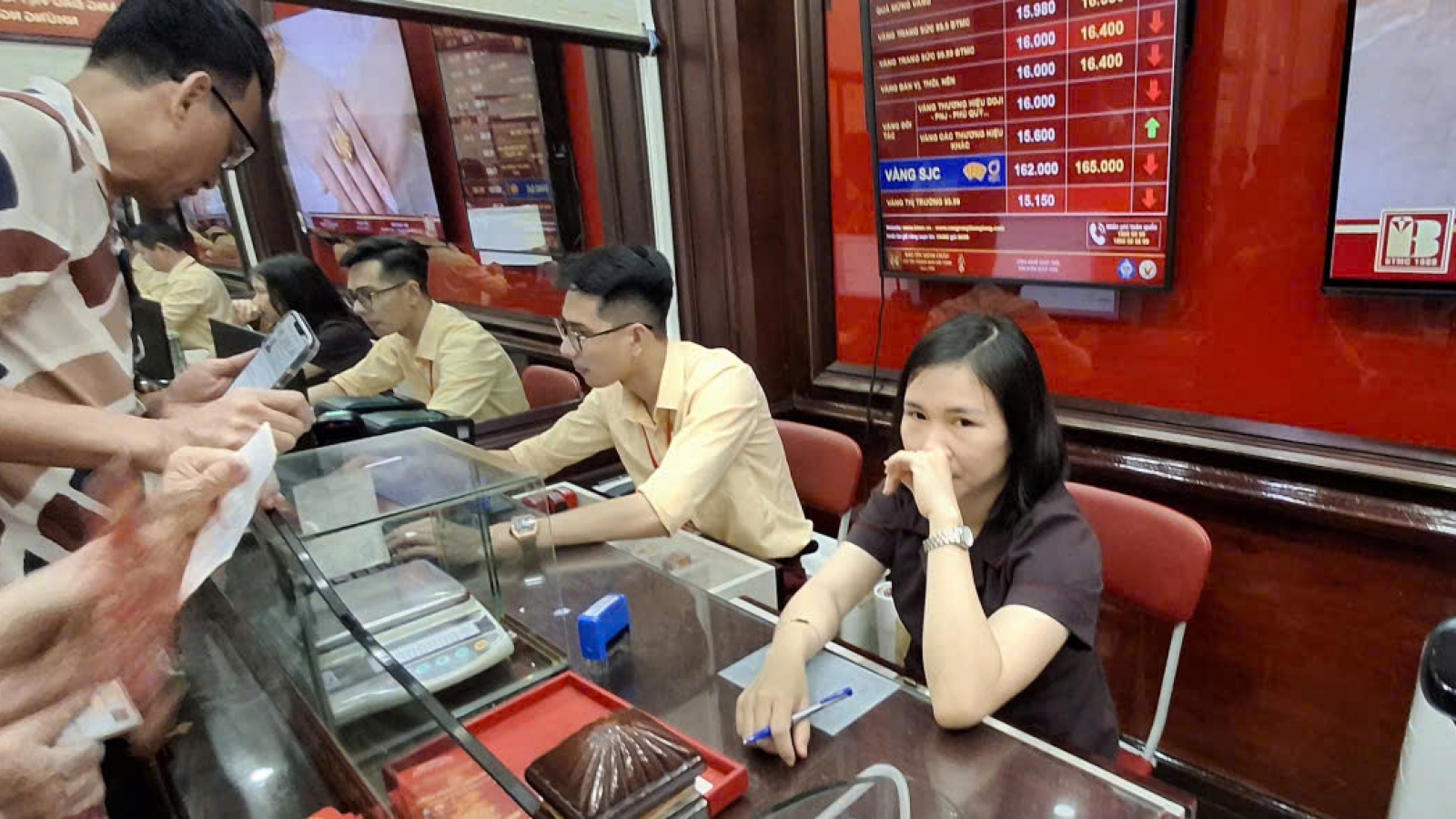 Giá vàng thế giới thấp nhất 7 tháng qua: Đã chạm đáy hay chưa?