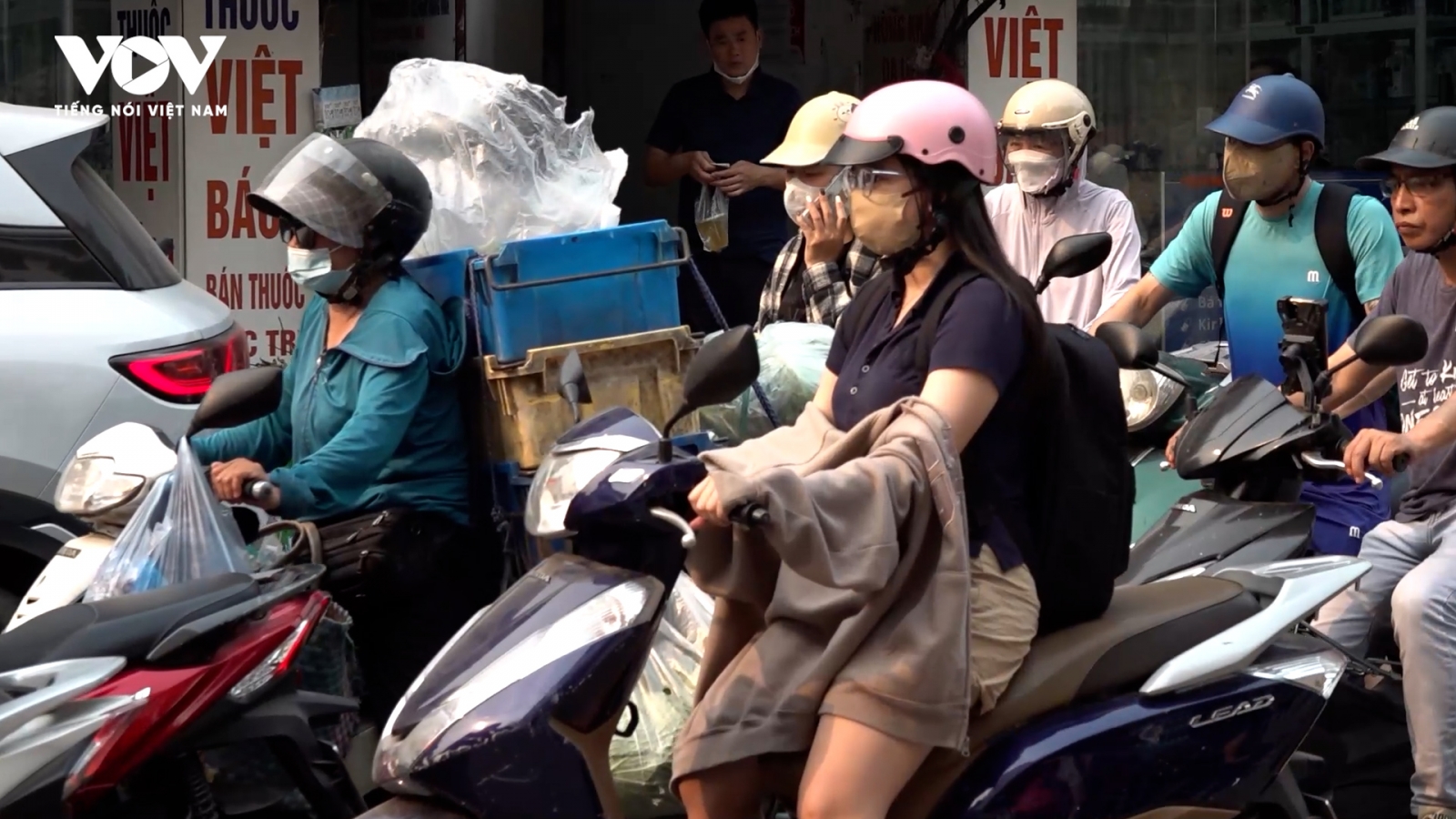 Hà Nội nắng nóng gay gắt, người lao động che chắn kín mít làm việc ngoài trời