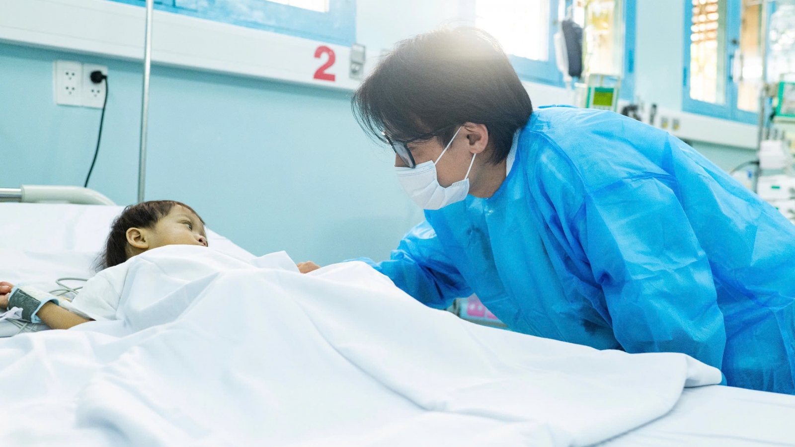 Bé gái 2 tuổi mồ côi mẹ được Hà Anh Tuấn hỗ trợ ghép gan thành công