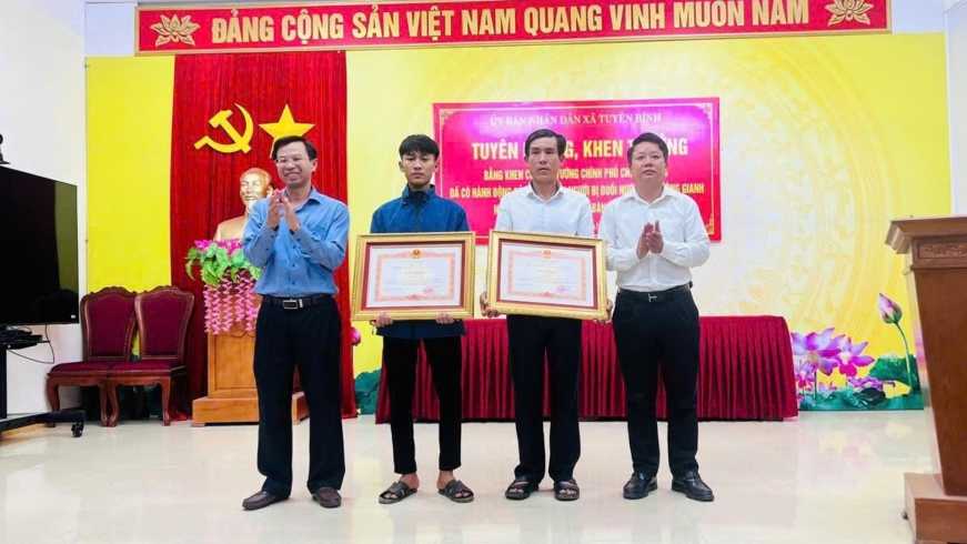 Thủ tướng Chính phủ tặng Bằng khen hai cha con cứu người trên sông Gianh