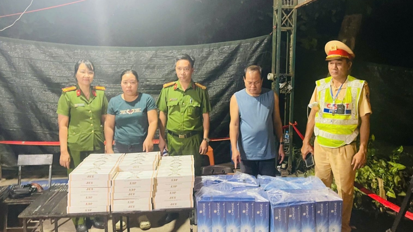 Khởi tố 2 đối tượng vận chuyển 3.000 bao thuốc lá nhập lậu