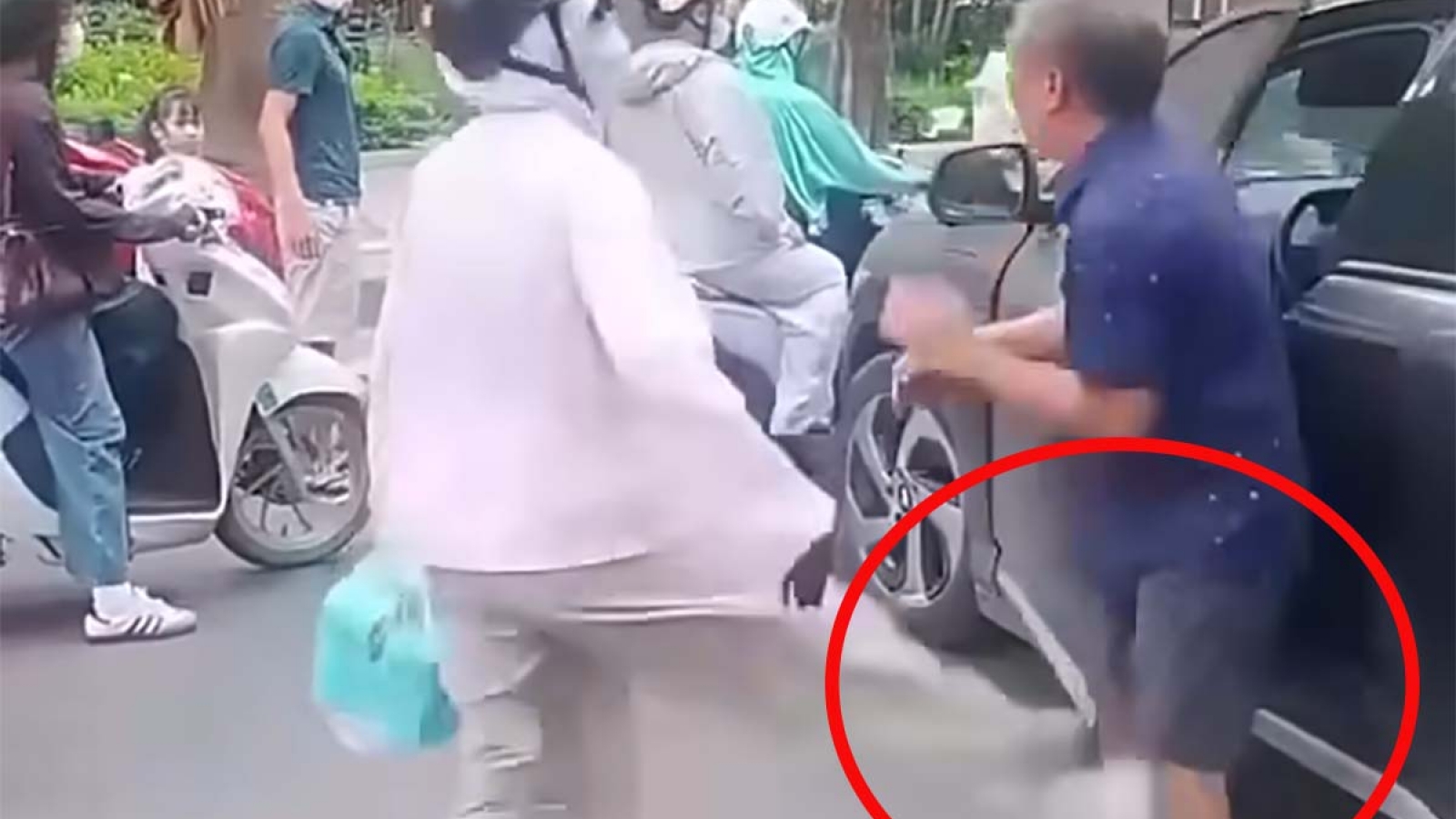 Đã xác định được người phụ nữ liên tục đánh, chửi rủa nam tài xế lớn tuổi ở Hà Nội