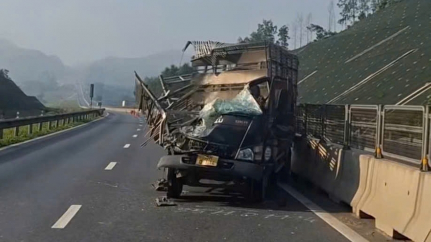 Ô tô tải va chạm xe đầu kéo trên cao tốc Bắc - Nam ở Quảng Trị, 1 người chết