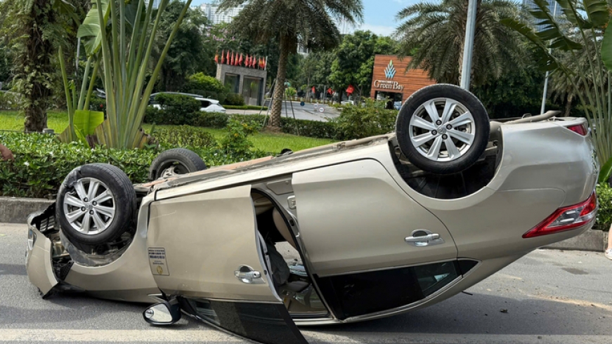 Ô tô con nổ lốp, lật ngửa trên phố Hà Nội