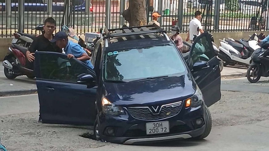 Ô tô con bị “nuốt chửng” bánh trước giữa phố Quán Sứ, giao thông ùn tắc cục bộ