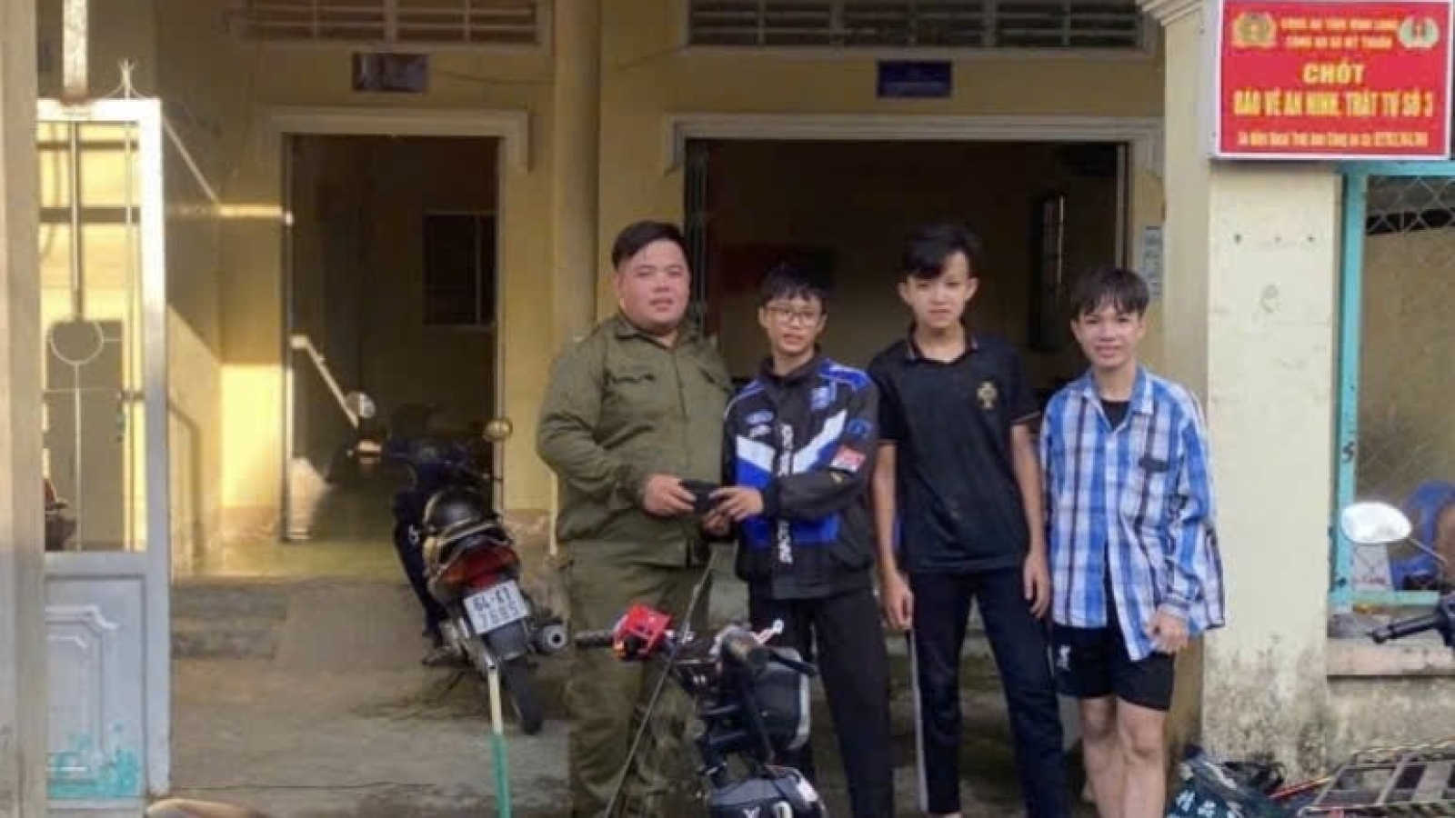 Ba học sinh nhặt được hơn 10 triệu nhờ công an xã trả lại người bị mất