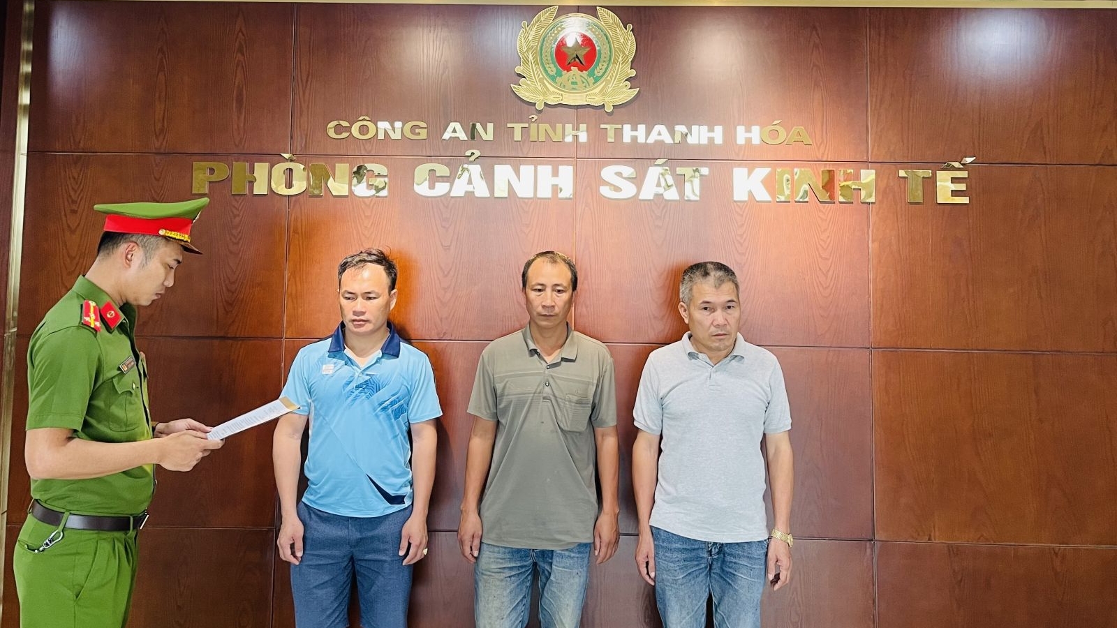 Khởi tố 3 đối tượng khai thác đất trái phép, thu lợi hơn 140 triệu đồng