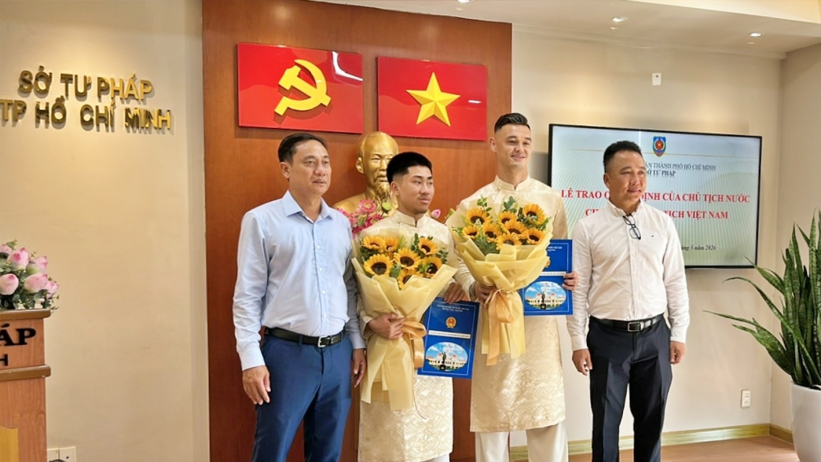 HLV Kim Sang Sik và ĐT Việt Nam đón liền 2 tin vui