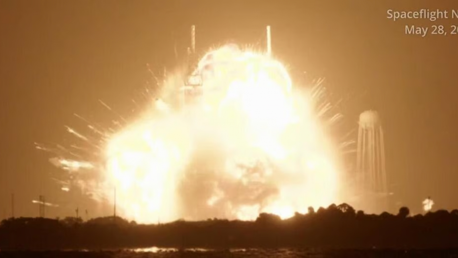 Tên lửa New Glenn của Blue Origin biến thành "quả cầu lửa" ngay trên bệ phóng