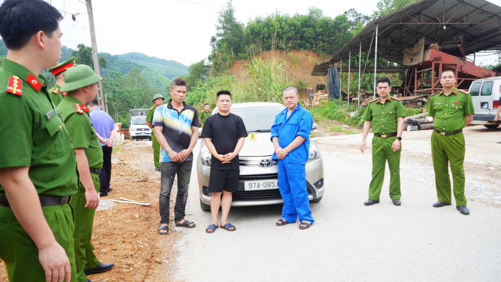 Khởi tố nhóm đối tượng chặn xe, bắn vỡ kính ô tô ở Thái Nguyên