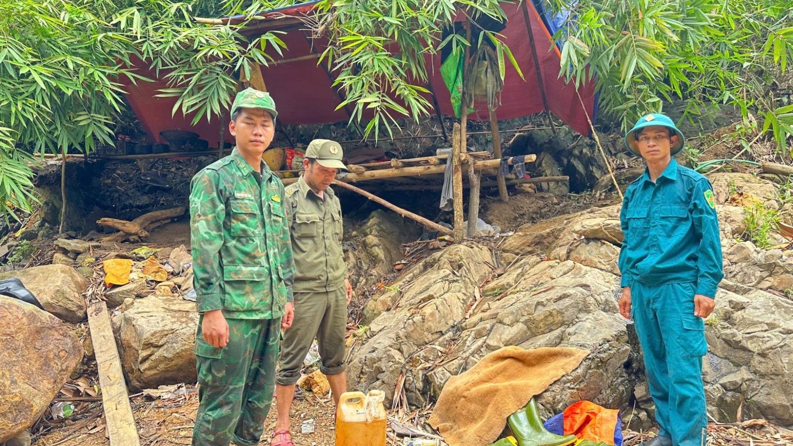 Lập chốt chặn “vàng tặc” ở khu vực khe Bùn và khe Li Leng xã A Lưới 1
