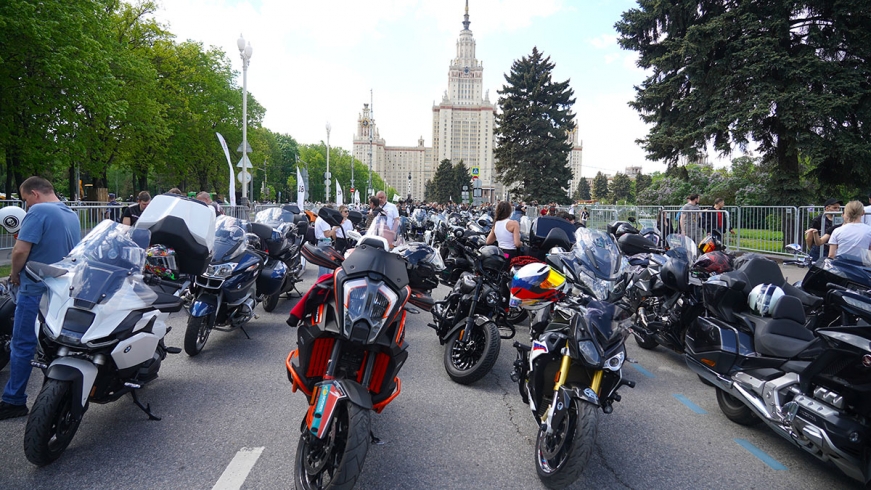 Hàng nghìn người lái mô tô diễu hành quanh thủ đô Moscow, Nga