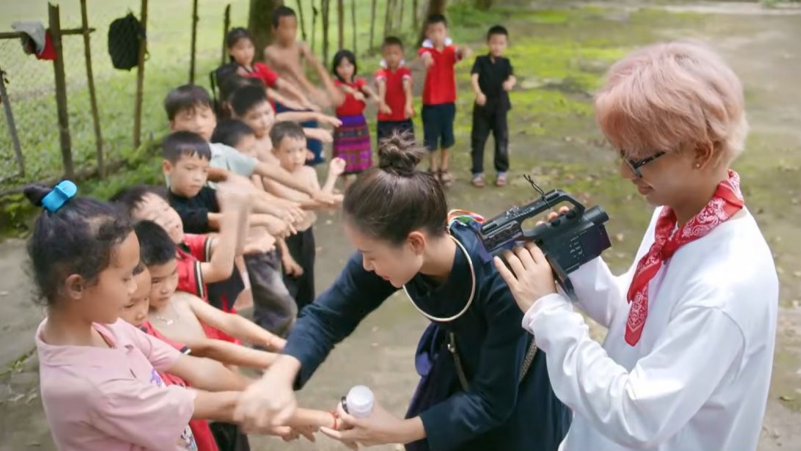 Khán giả bật cười với tình tiết khó đỡ trong phim về hoa hậu trên sóng giờ vàng