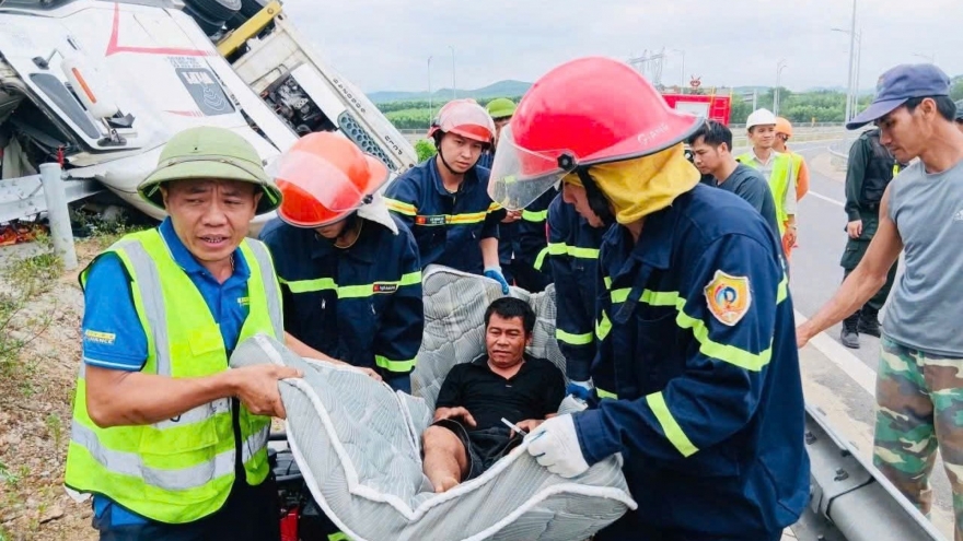 Giải cứu tài xế mắc kẹt sau vụ lật xe đầu kéo trên cao tốc ở Quảng Trị