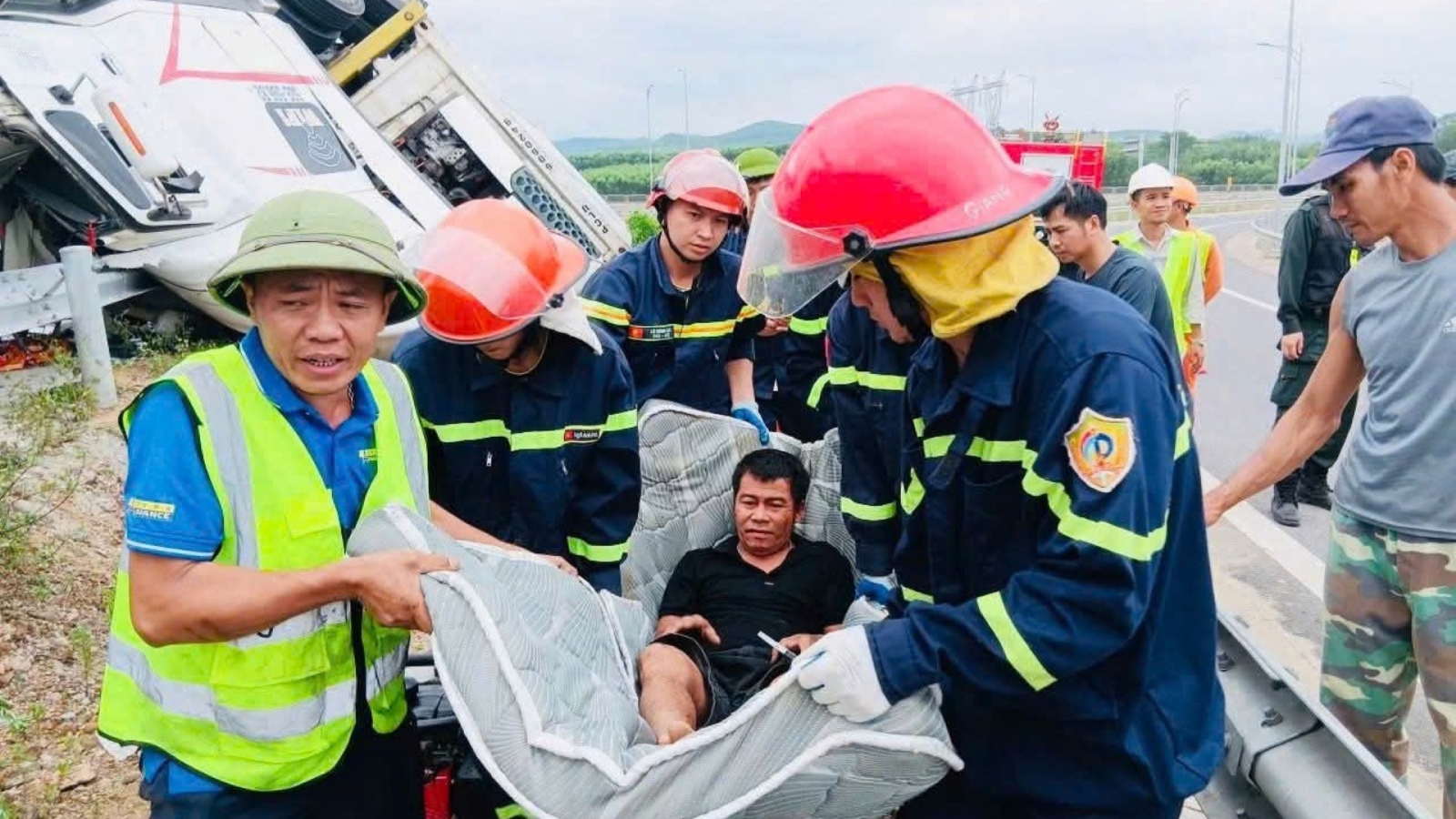 Giải cứu tài xế mắc kẹt sau vụ lật xe đầu kéo trên cao tốc ở Quảng Trị