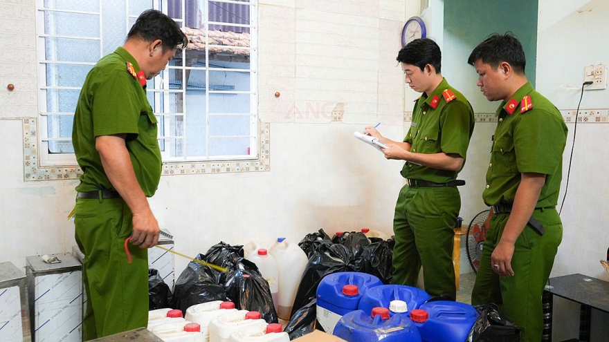 Buôn bán nước hoa giả nhãn hiệu nổi tiếng, cặp vợ chồng bị khởi tố
