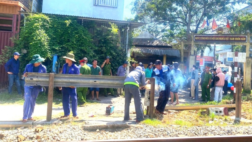 Rào đóng lối đi tự mở nguy hiểm băng qua đường sắt ở Huế