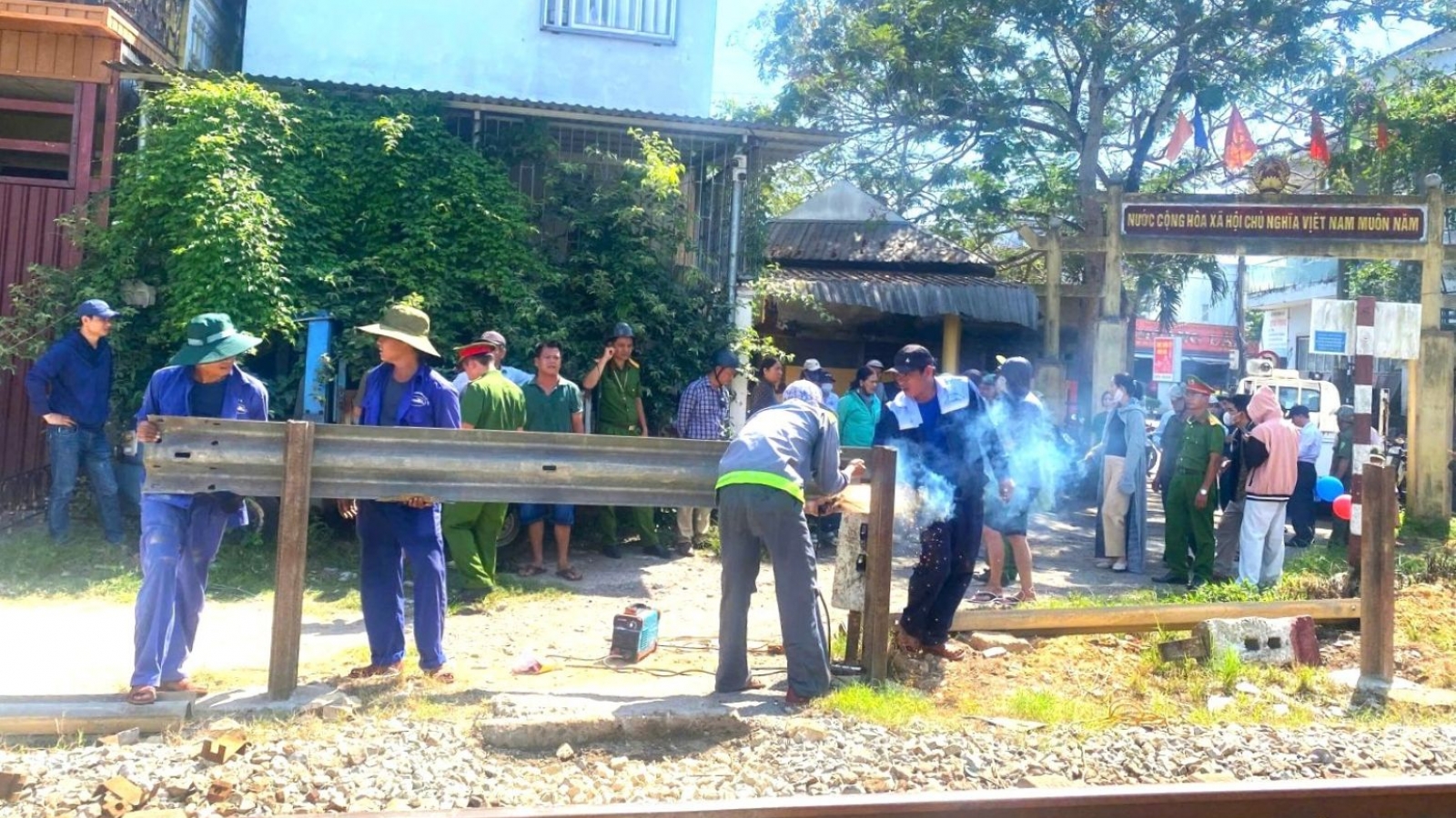 Rào đóng lối đi tự mở nguy hiểm băng qua đường sắt ở Huế