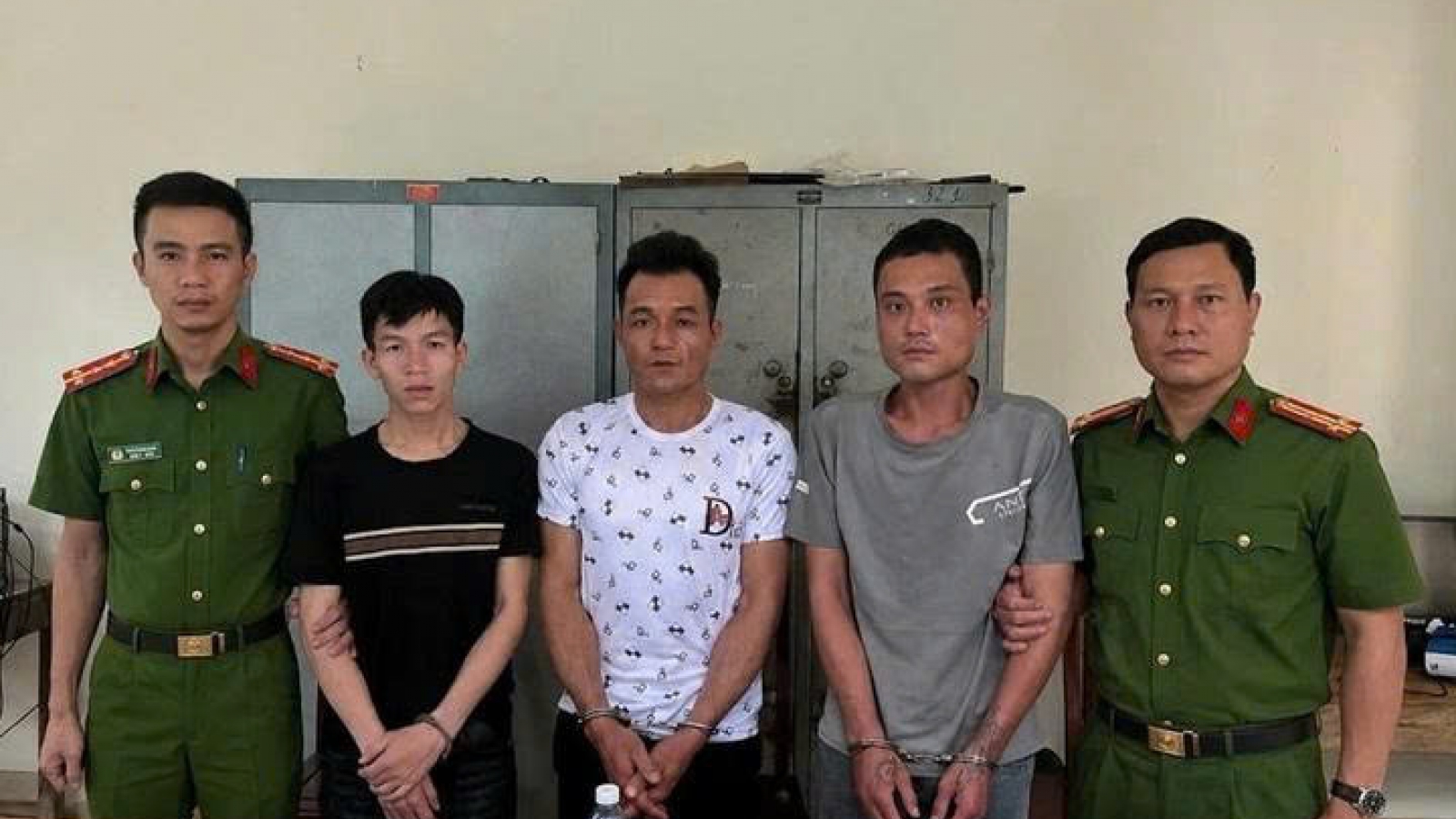 Truy bắt kẻ cướp thuốc lá, phát hiện nhóm sử dụng ma túy ở Nghệ An
