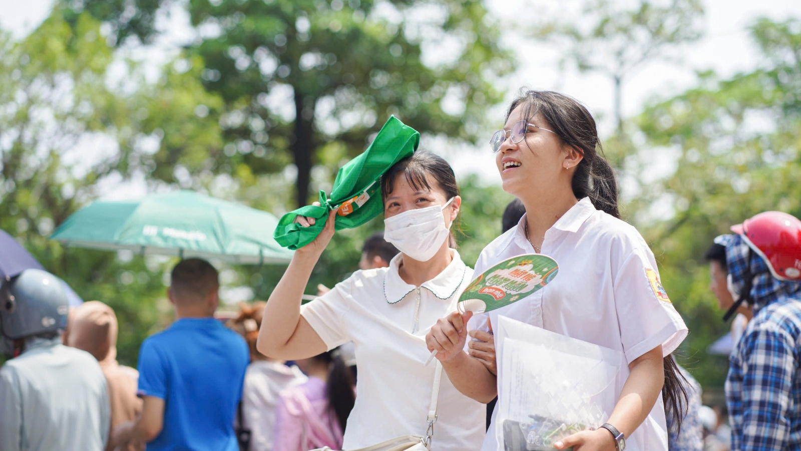 Sáng nay, thi môn Văn lớp 10 Trường THPT Chuyên ĐH Sư phạm Hà Nội