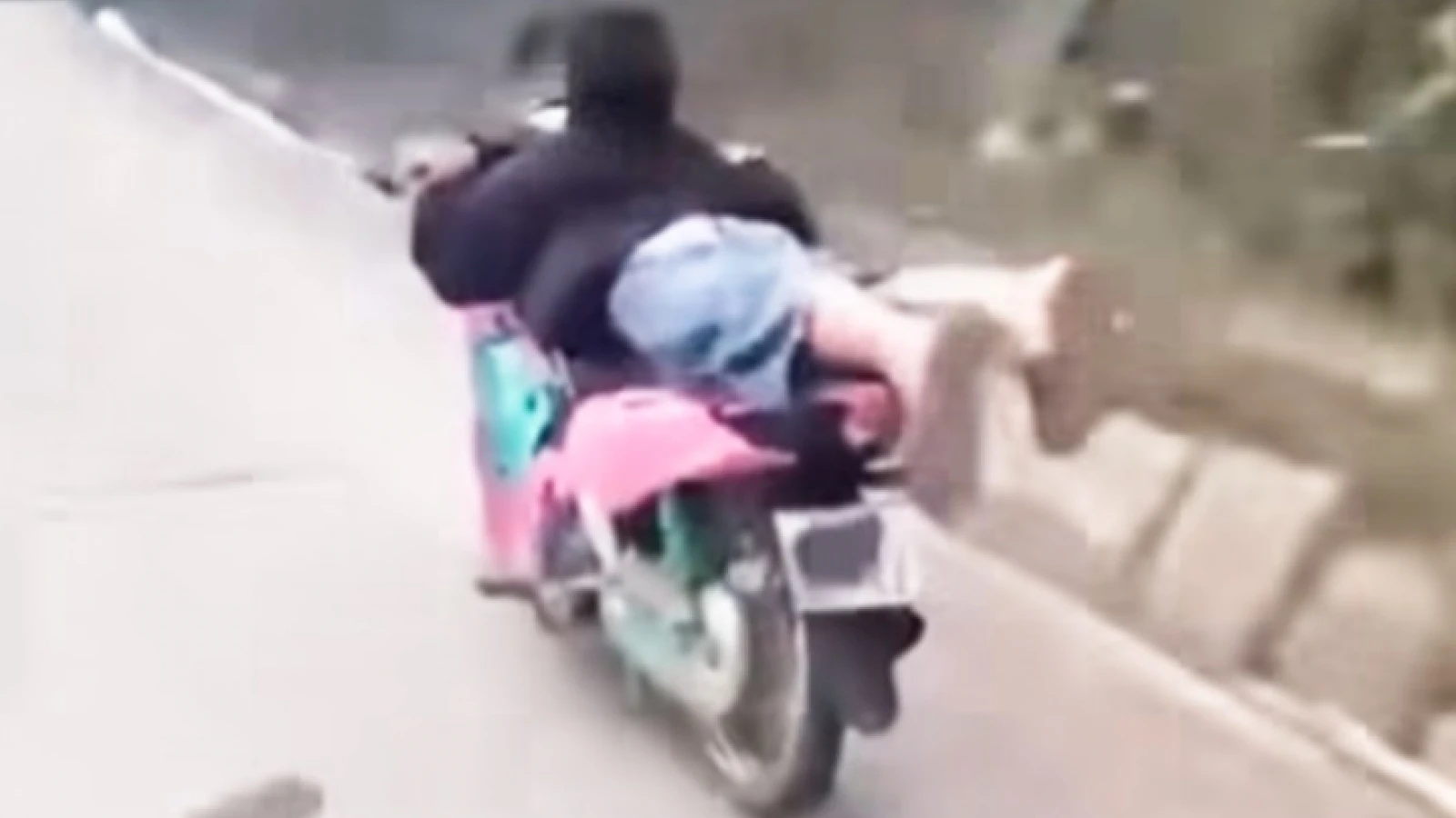 Nằm sấp lái mô tô để quay clip, nam thanh niên ở Lào Cai bị tịch thu phương tiện