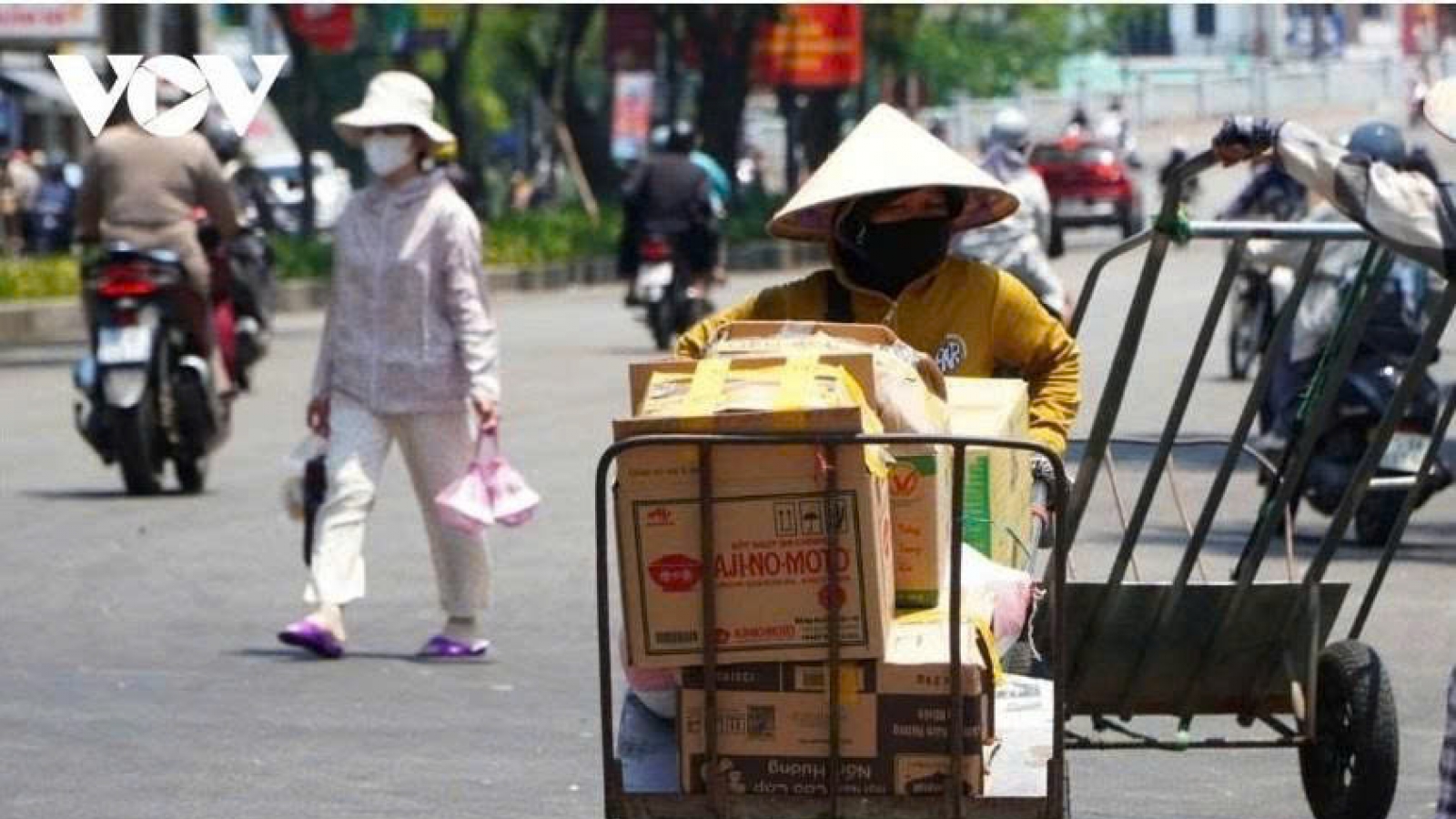 Nắng nóng tiếp diễn trên diện rộng, nhiều khu vực vượt 38 độ C