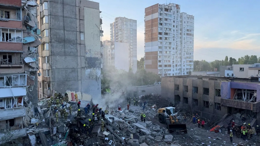Ông Zelensky chỉ đạo quân đội Ukraine chuẩn bị đáp trả cuộc tập kích của Nga