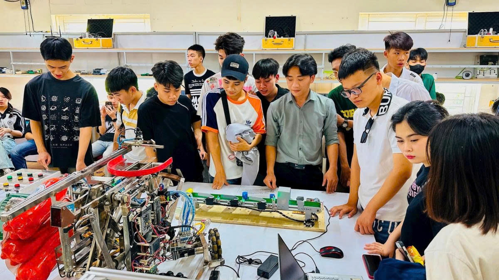 Hàng loạt ngành học miễn 100% học phí, ngành STEM có thể nhận học bổng từ năm 2026