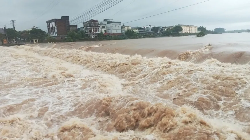 Khoảnh khắc nước sông dâng cao cuồn cuộn, tràn vào nhà dân ở Quảng Ninh