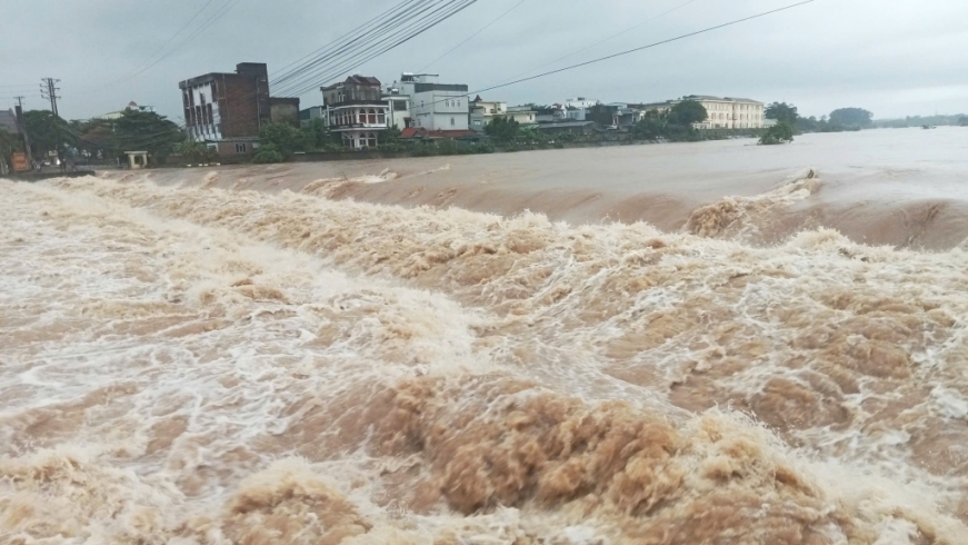 Khoảnh khắc nước sông dâng cao cuồn cuộn, tràn vào nhà dân ở Quảng Ninh