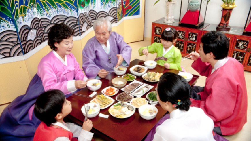 Vì sao người Hàn Quốc không bưng bát lên khi ăn cơm?