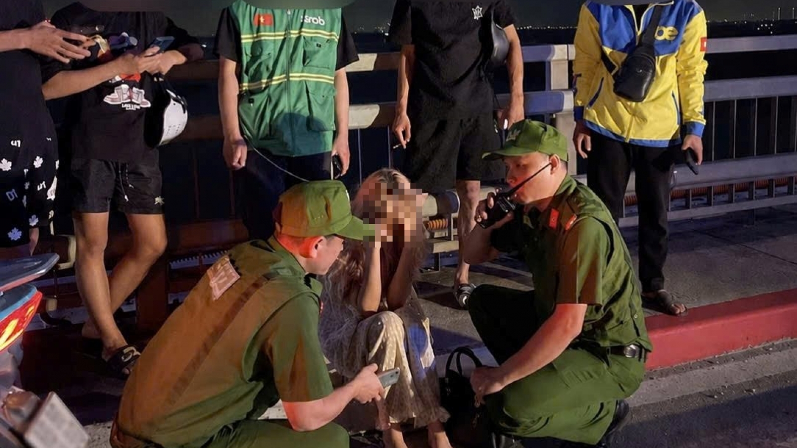 Cứu người phụ nữ tinh thần hoảng loạn, có ý định tự tử trên cầu Nhật Tân