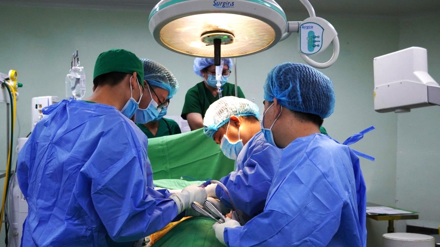 Cứu sống bệnh nhân bị đinh kim loại xuyên thành bụng ở Cần Thơ