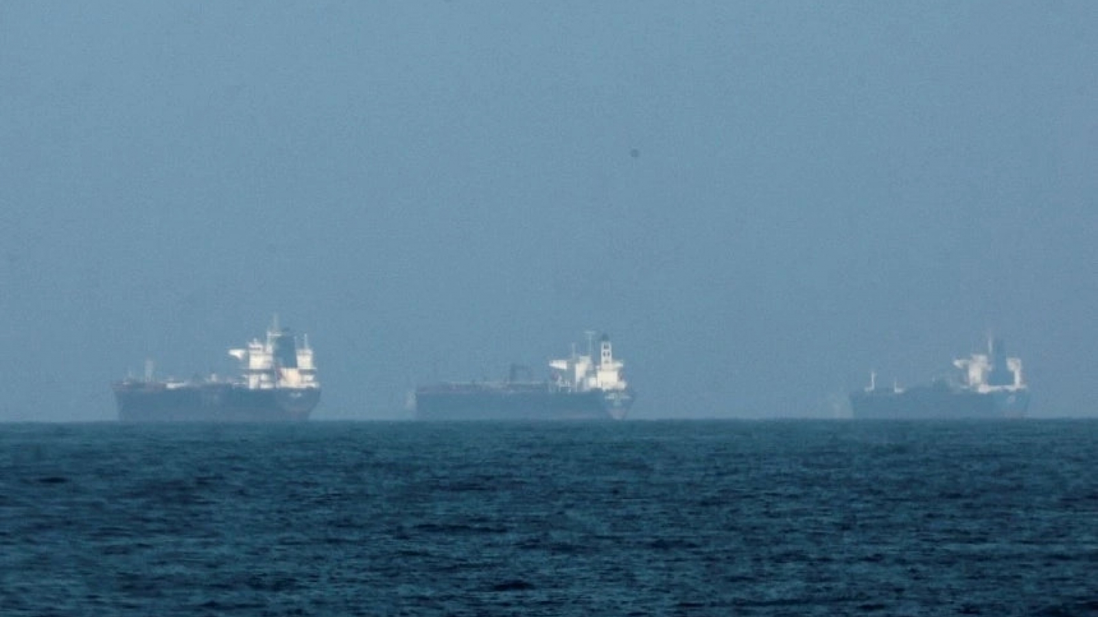 Mỹ và Iran dừng giao tranh, tàu chở khí LNG đầu tiên của Qatar đi qua eo Hormuz