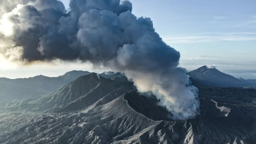Núi lửa Dukono ở Indonesia phun trào, 3 nhà leo núi thiệt mạng