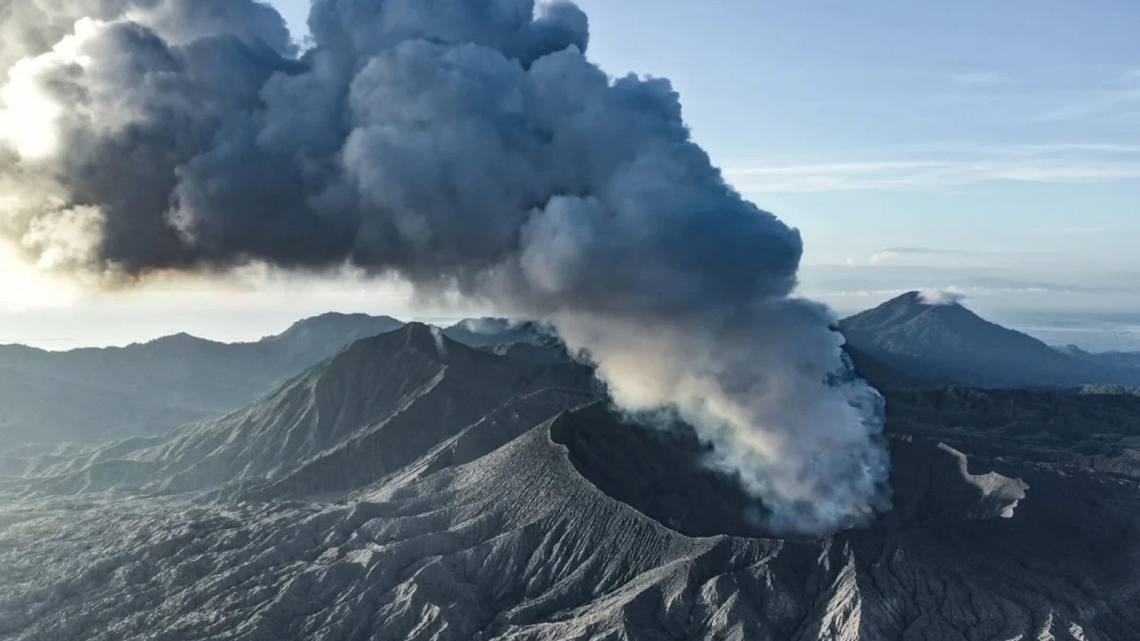 Núi lửa Dukono ở Indonesia phun trào, 3 nhà leo núi thiệt mạng