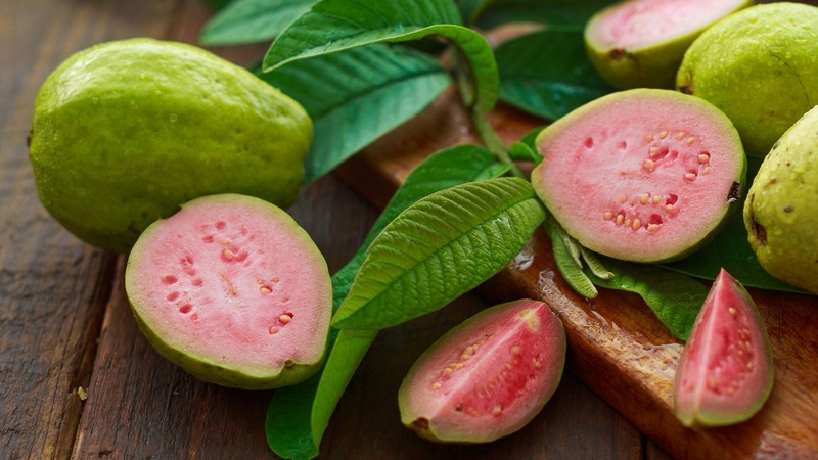Không chỉ ngon ngọt, ổi ruột hồng còn là “kho dưỡng chất” cho cơ thể