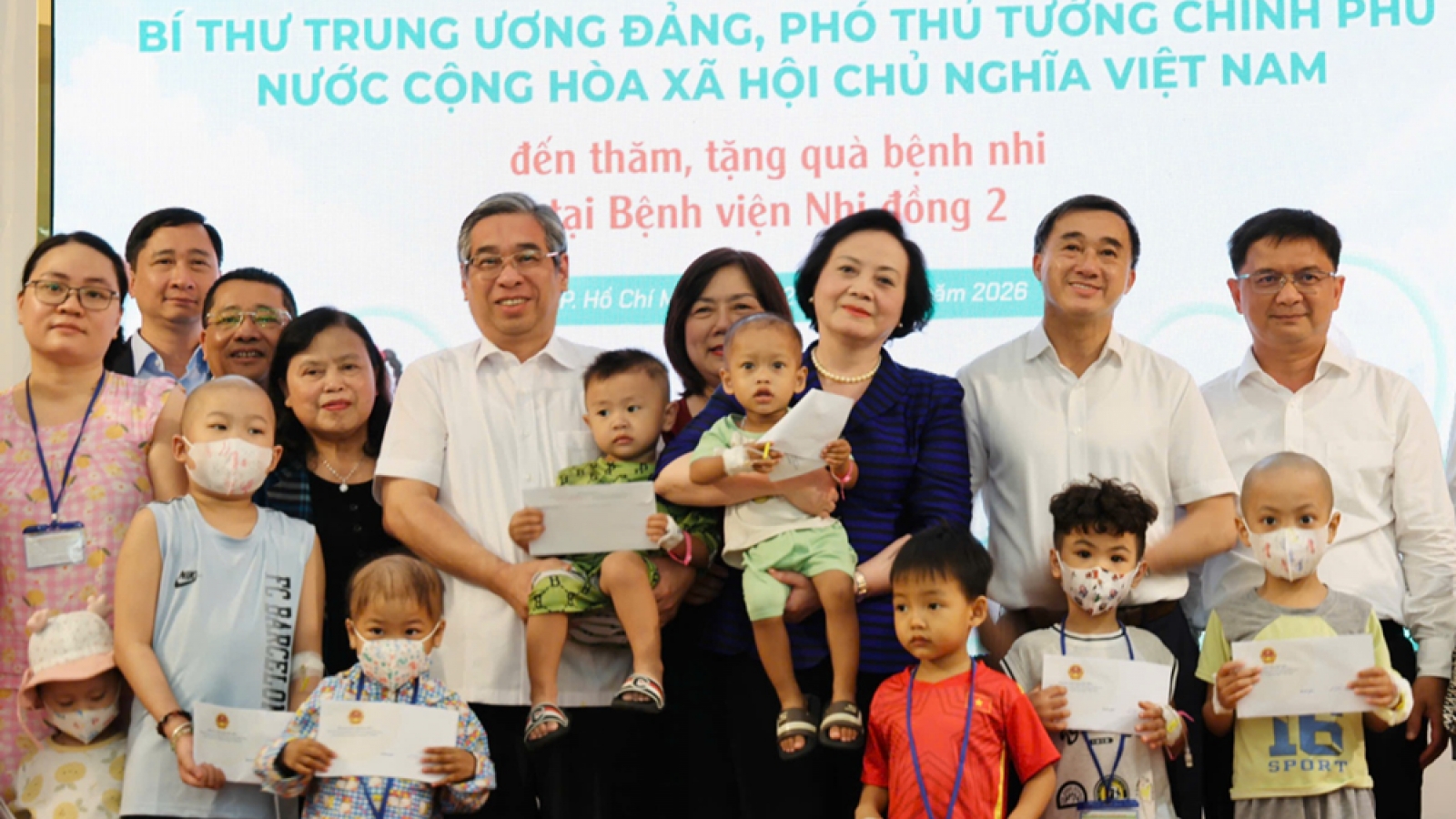 Phó Thủ tướng Phạm Thị Thanh Trà thăm bệnh nhi ung thư tại Bệnh viện Nhi đồng 2