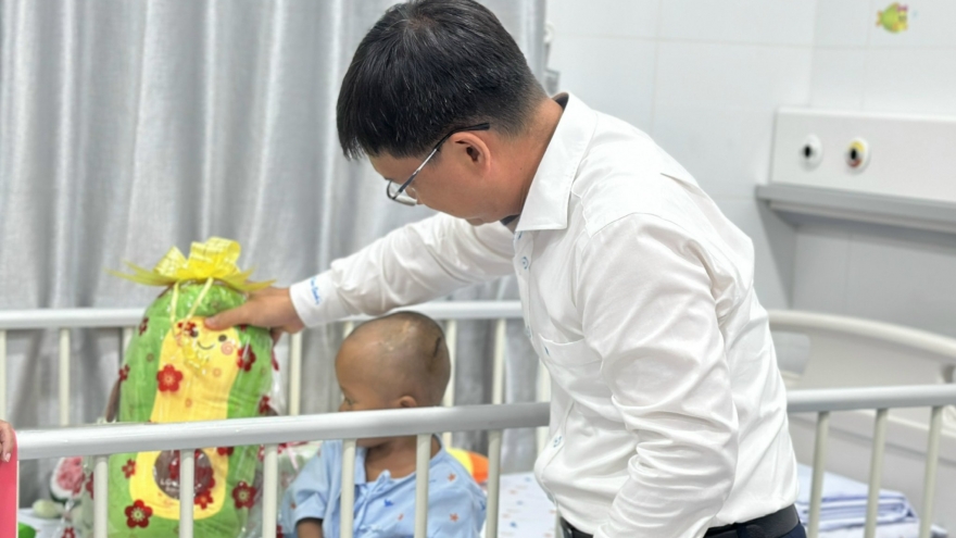 Bé trai bị bạo hành nhận giấy khai sinh ngay tại bệnh viện