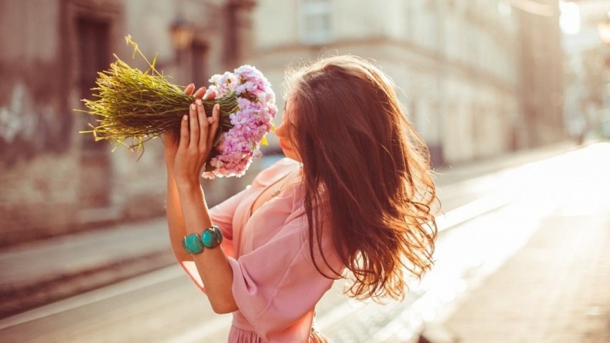 Phụ nữ sinh ra để được yêu thương chứ không phải để gồng gánh