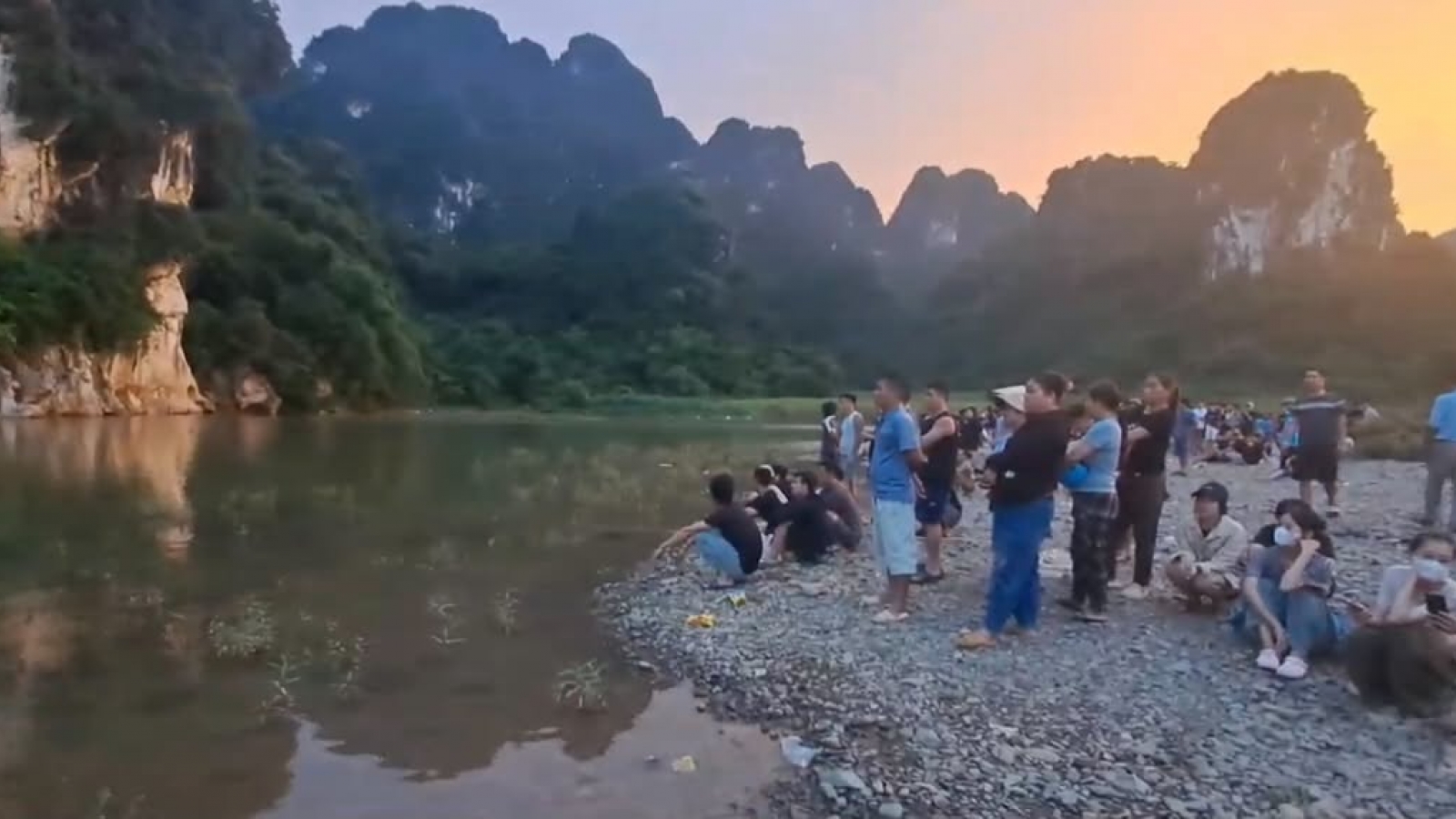 Tắm sông Bôi, 2 học sinh bị đuối nước, 1 em tử vong