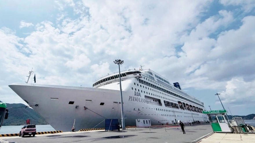 Cruise ship Piano Land brings nearly 1,000 tourists to Khanh Hoa