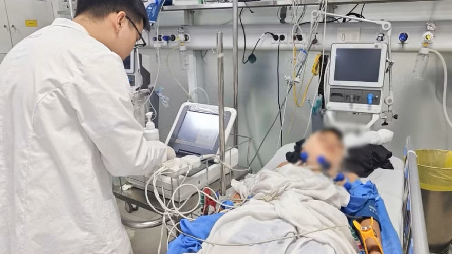 Cấp cứu khẩn, bảo vệ vùng thần kinh cho bé 11 tuổi bị dao cắm vào đầu