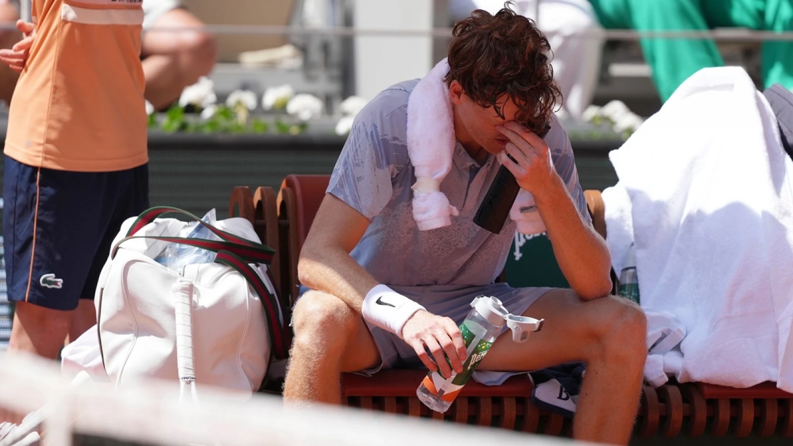 Tay vợt số một thế giới kiệt sức, thua sốc ở Roland Garros 2026