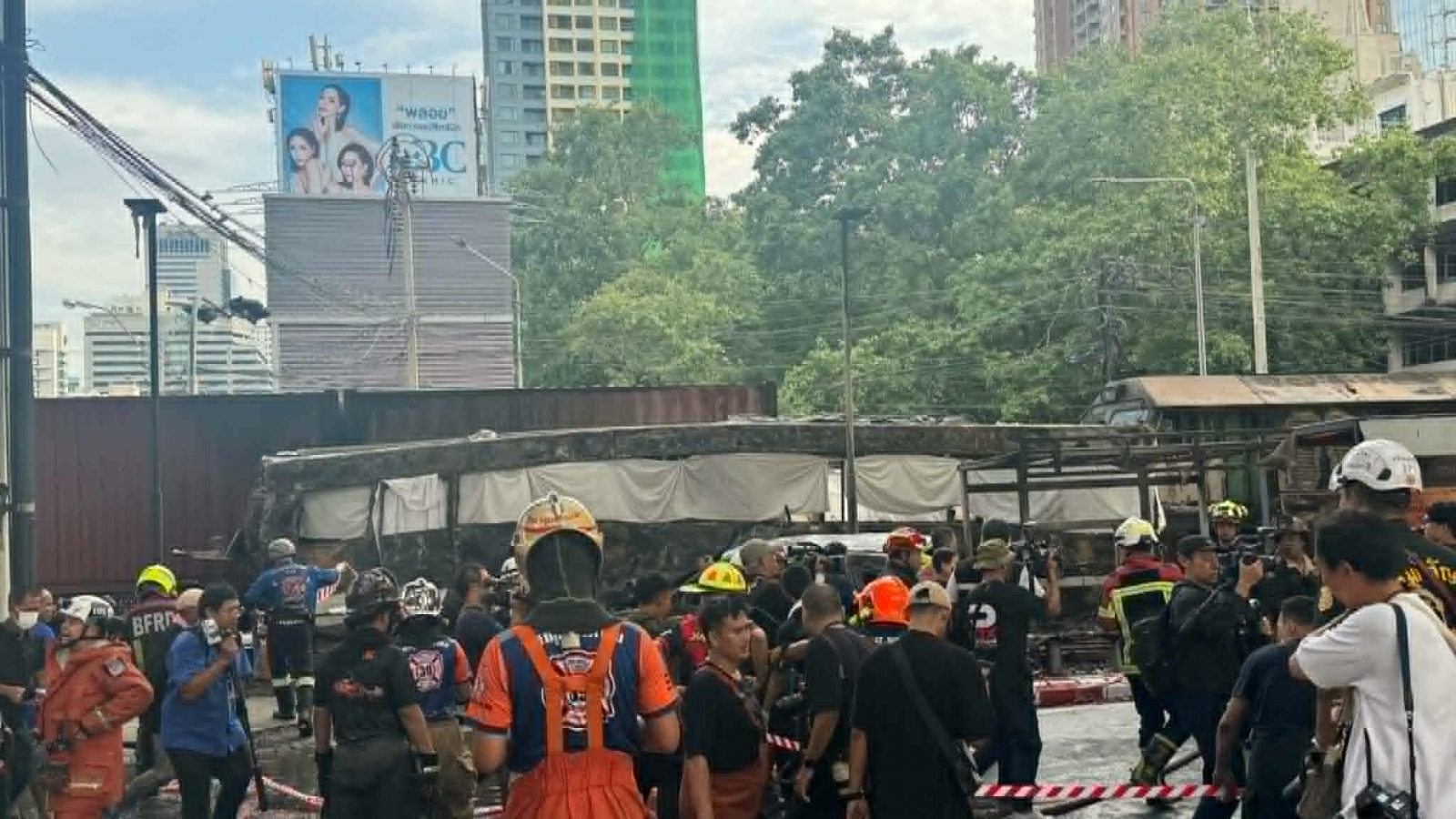 Va chạm giữa tàu chở hàng và xe buýt tại Bangkok, ghi nhận nhiều thương vong