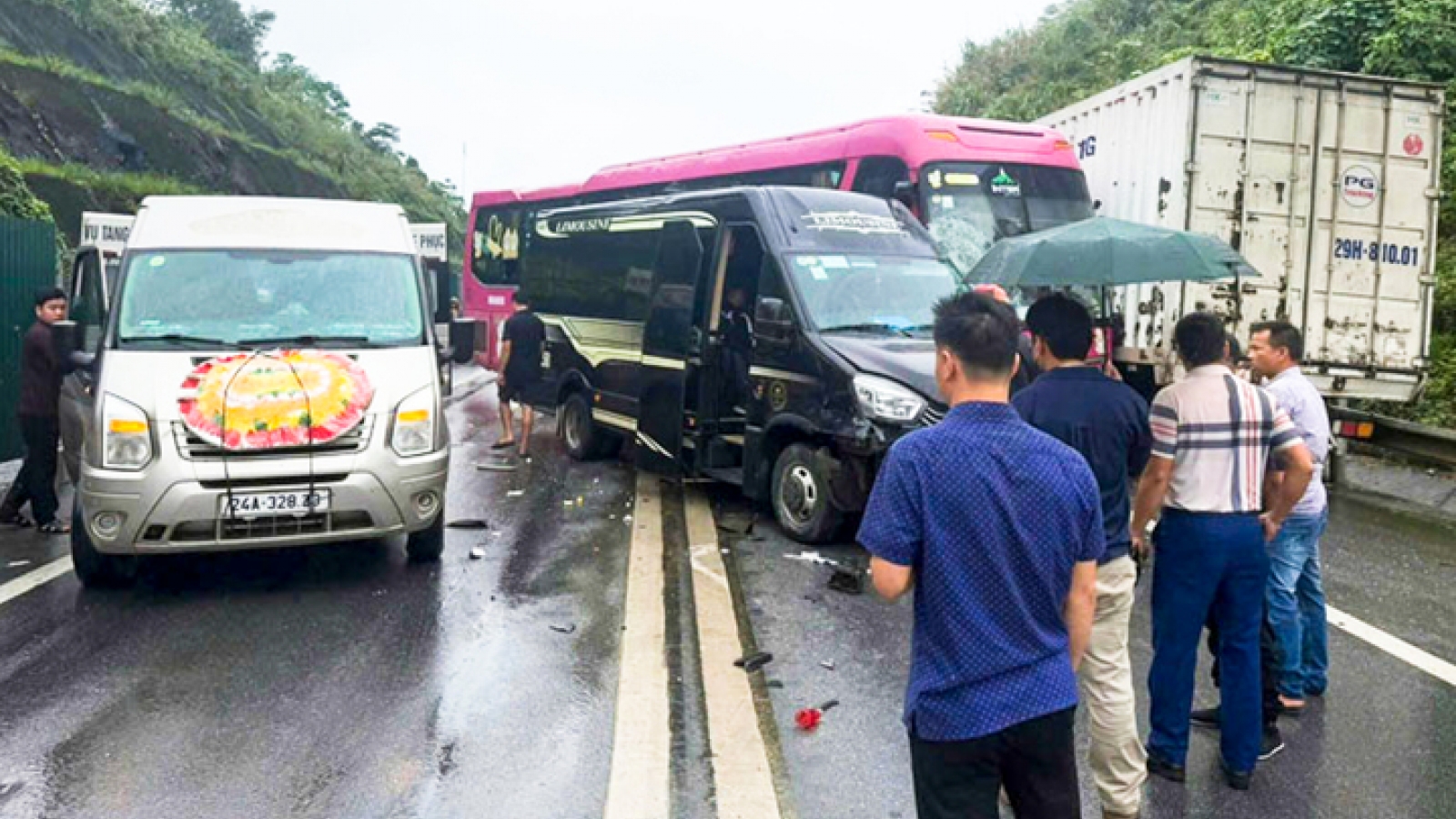 4 ô tô tông liên hoàn trên cao tốc Nội Bài - Lào Cai