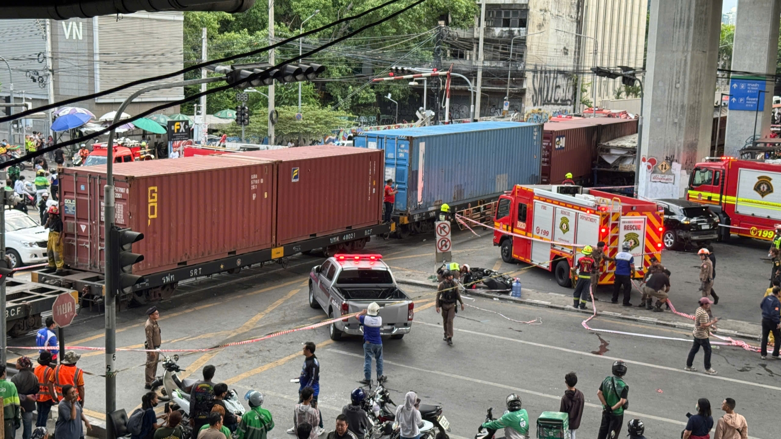 Tàu hỏa tông thẳng xe buýt giữa trung tâm Bangkok khiến 40 người thương vong
