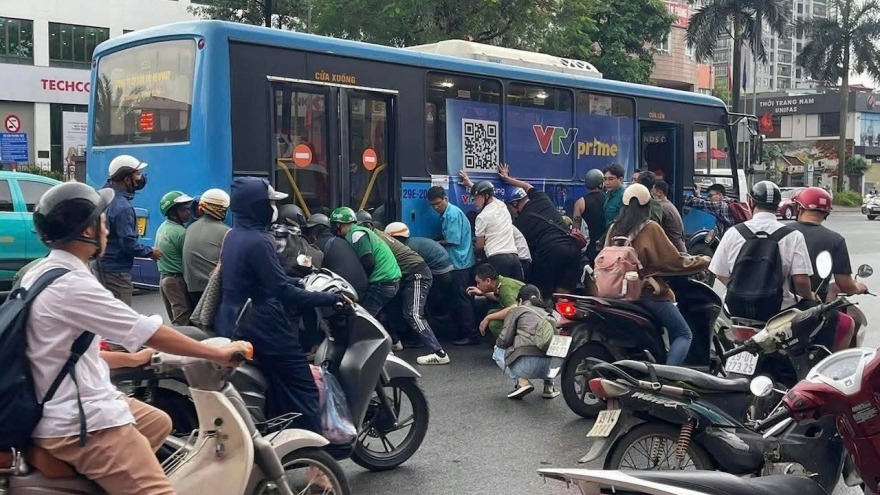 Vụ hàng chục người nâng xe buýt cứu cô gái ở Hà Nội: Sức khoẻ nạn nhân giờ ra sao?