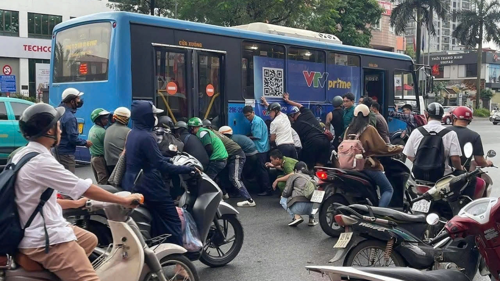 Vụ hàng chục người nâng xe buýt cứu cô gái ở Hà Nội: Sức khoẻ nạn nhân giờ ra sao?